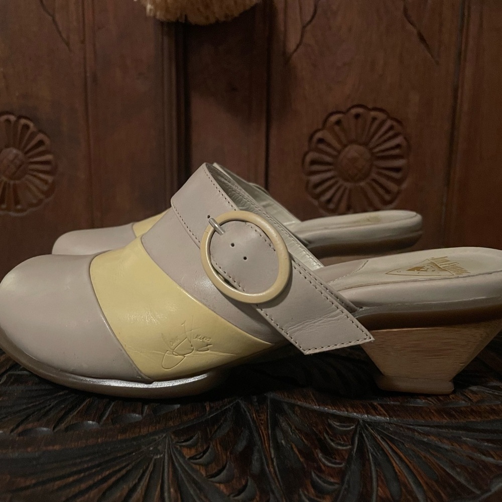 Stylish Pastel Women's Vintage Fluevog Mules